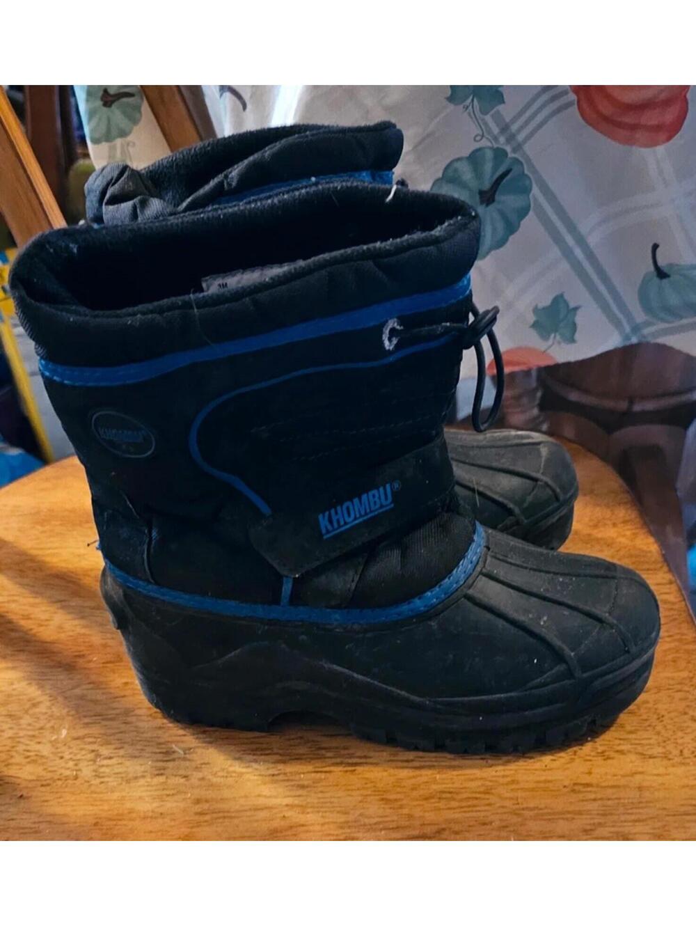 Boys size 3 snow boots khombu
